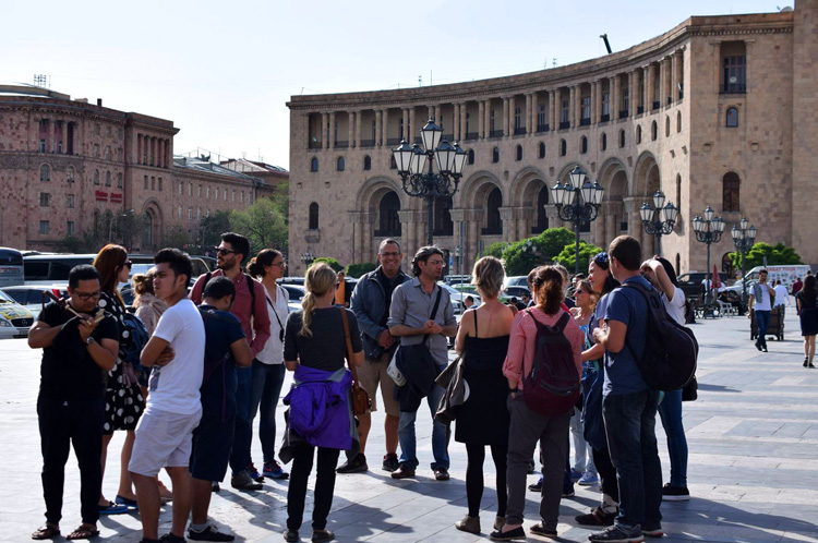 Ermenistan’ı ziyaret eden ve Ermenistan’dan giden turist sayısı yılın ilk yarısında arttı
