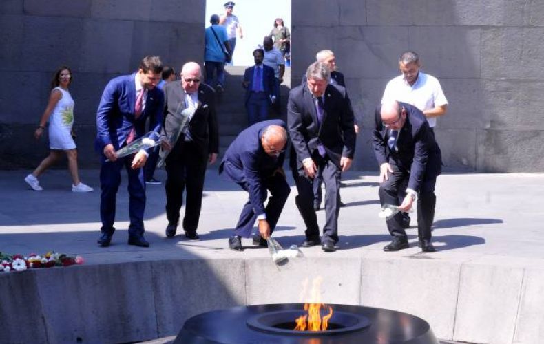 İsrail Dışişleri Bakan Yardımcısı Ermenistan’da Soykırım Kurbanları Anıtını ziyaret etti