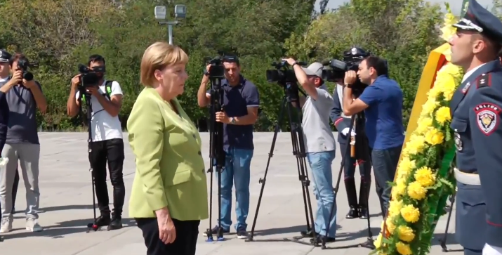 Almanya Şansölyesi Angela Merkel Ermeni Soykırımı kurbanlarının anısına saygı duruşunda bulundu