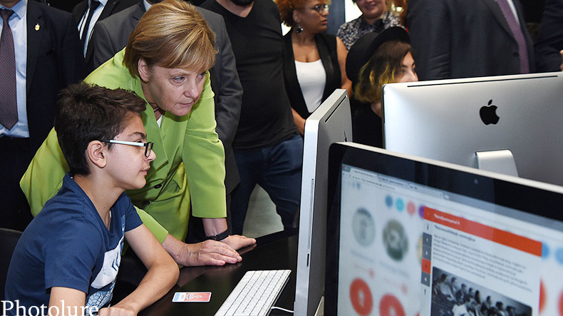 Angela Merkel, Yerevan'ın Tumo Yaratıcı Teknolojiler Merkezi'ni ziyaret etti