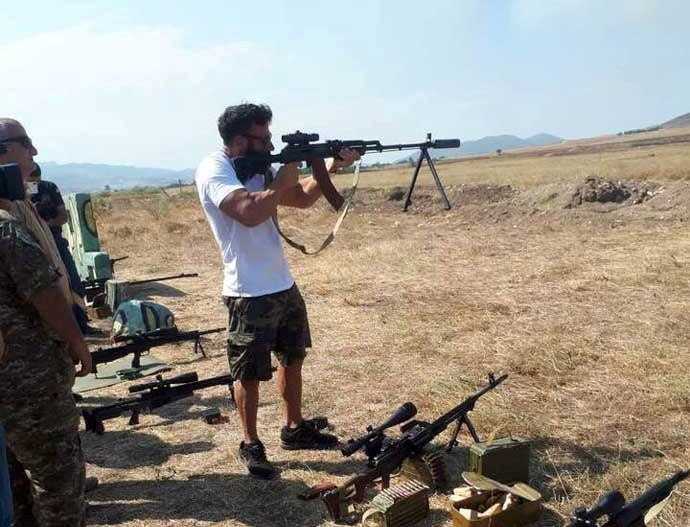 Azerbaycan Karabağ’ı ziyaret eden Poker kralı Dan Bilzerian hakkında tutuklama kararı aldı