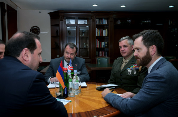 Ermenistan Savunma Bakanı ABD’nin Büyükelçisi ve askeri ataşesiyle görüştü
