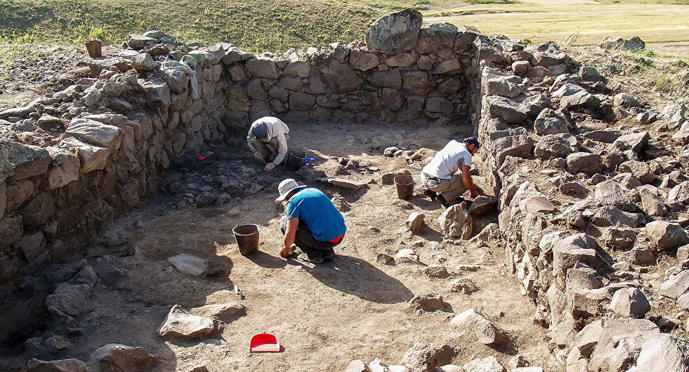 Rusya'nın Azak bölgesinde yapılan kazılarda Ermeni harfli yazılarla süslenmiş fincanlar keşfedildi