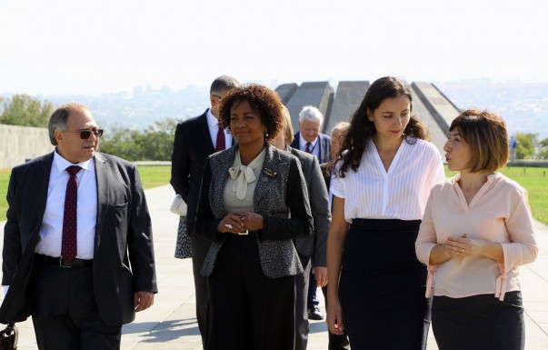 Michaelle Jean: “Soykırım Anıtına yaptığım ziyaret tüm Frankofon topluluğunun hafızasını simgeliyor”