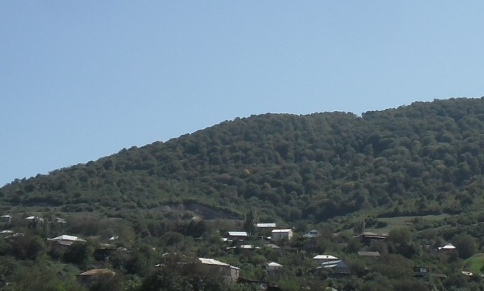 Azerbaycan, Ermenistan'ın Tavuş bölgesini ve Gürcistan'a bağlayan yolu ateşe aldı