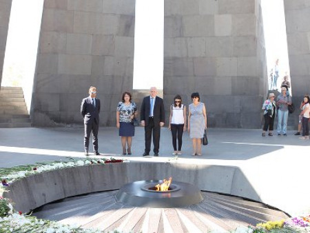 AGIT PA Başkanı Georgi Tsererteli Soykırım anıtını ziyaret etti