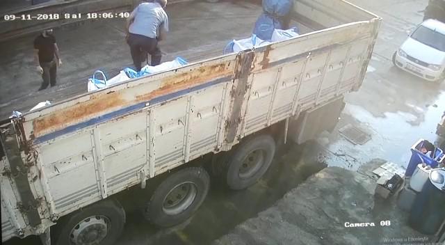 Türkiye’de 20 ton molibden madeni taşıyan Ermenistan kamyonu talan edildi
