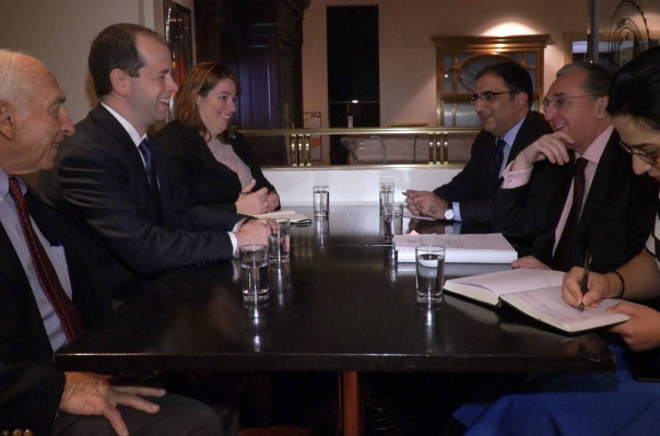 Ermenistan Dışişleri Bakanı New York’ta Amerikan Yahudi Komitesi temsilcileriyle görüştü