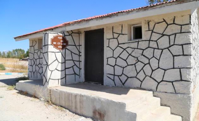 Van'da Ermeni mezarlığı üzerine inşa edilen tuvaletler ısrarla kaldırılmıyor