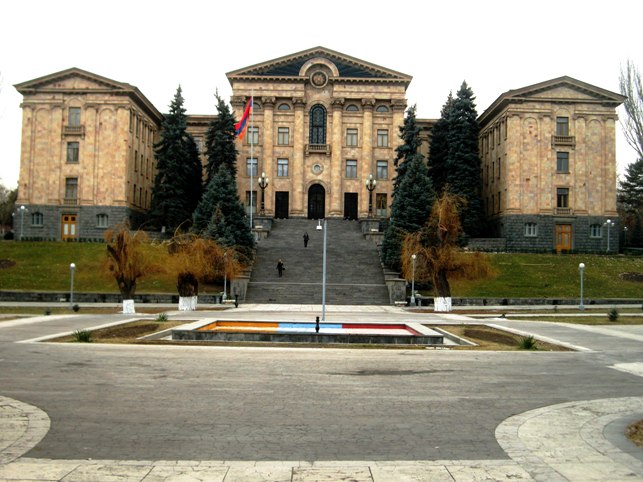 Ermenistan Başbakanı Paşinyan Ulusal Meclis kapılarını halk için açtırdı