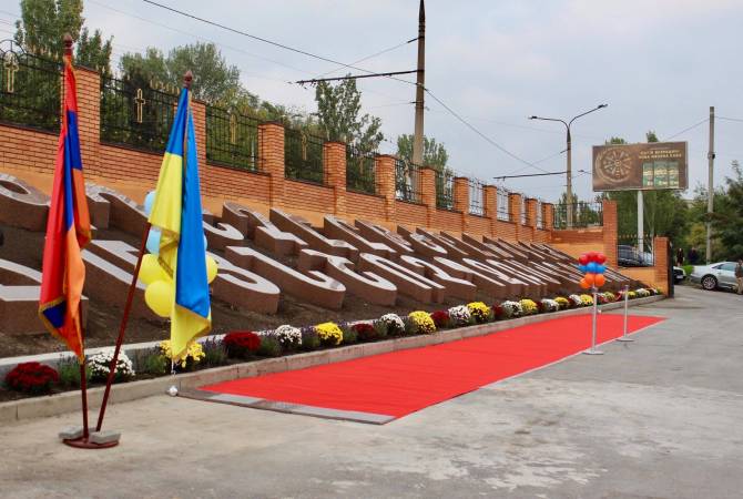 Ukrayna'nın Zaporijya şehrinde Ermeni alfabesine ithaf olunan bir heykel yerleştirildi