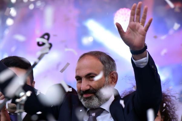 Ermenistan Başbakanı Nikol Paşinyan’ın istifasına saatler kaldı!