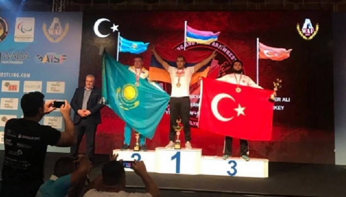 Ermeni asker, Türkiye'deki Dünya Bilek Güreşi Şampiyonası'nda altın madalya kazandı