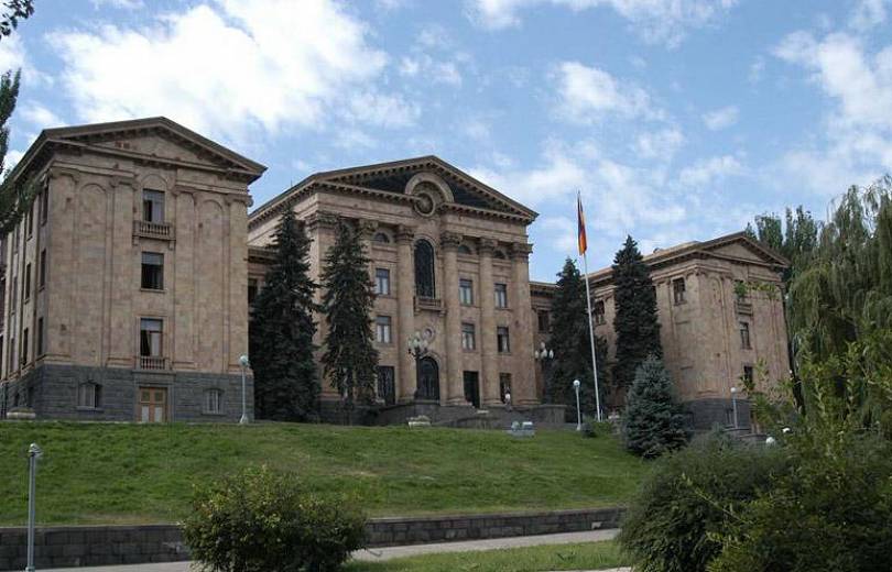 Ermenistan Parlamentosu'nda eşcinsel evlilikleri yasaklayan yasa tasarısı devreye girildi