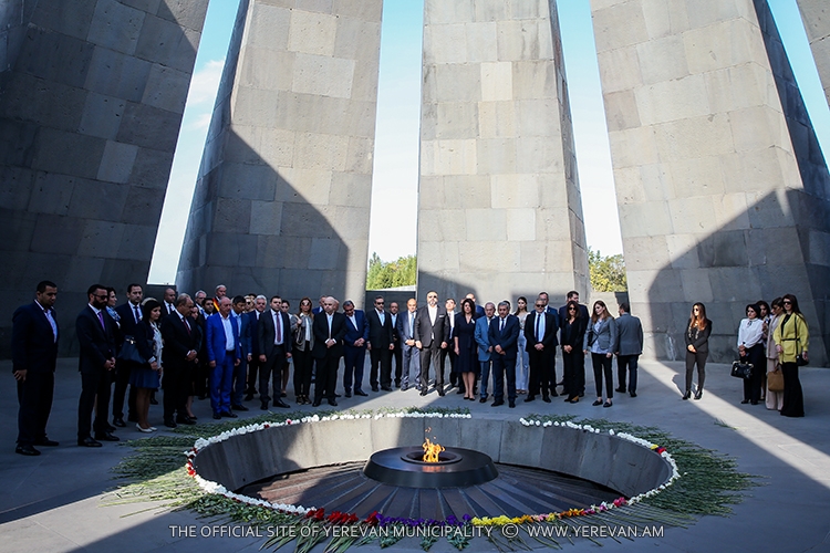 “Erebuni-Yerevan 2800” etkinliklerine katılan yabancı heyetler Ermeni Soykırımı anıtını ziyaret etti