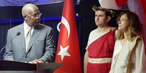 Թուրքիայի դեսպանի նկատմամբ հետաքննություն է սկսվել՝ հունական աստվածուհու համազգեստ կրելու համար