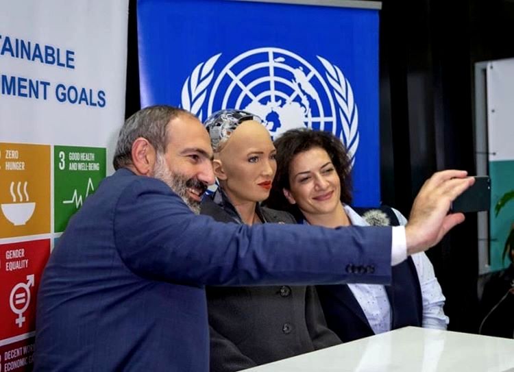 Robot Sophia, Ermenistan Başbakanı ile çektiği selfie'yi Twitter'de yayınladı