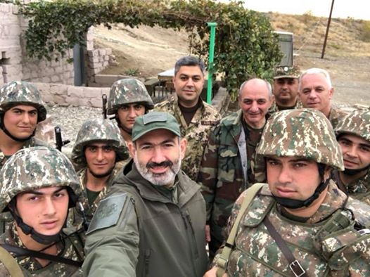 Nikol Paşinyan Karabağ'da askerlerle çektiği selfie'yi paylaştı