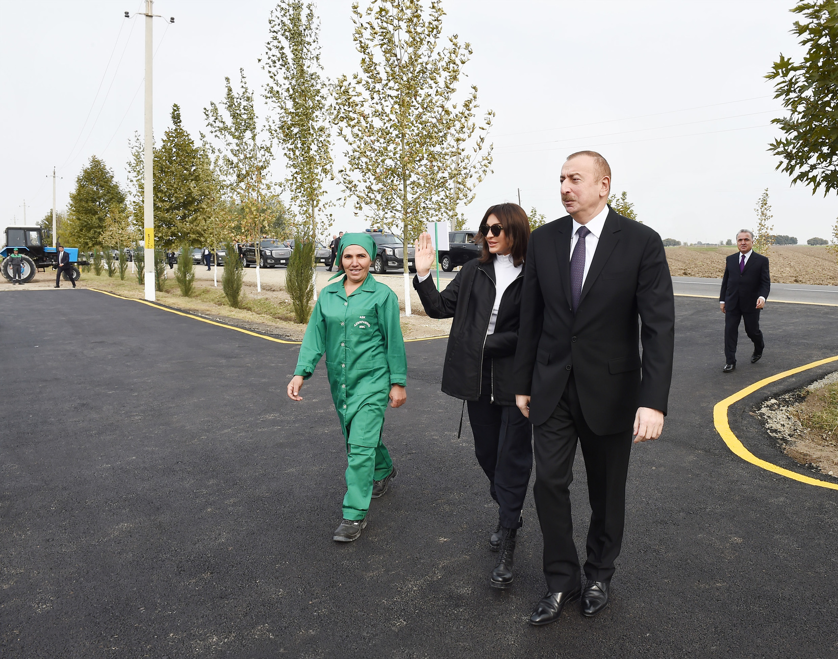 Azerbaycan Cumhurbaşkanı ve eşi için pamuk tarlasına asfalt döşediler (fotolar)