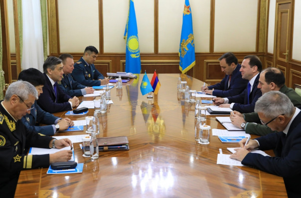 Ermenistan ile Kazakistan, askeri işbirliğinin genişletme perspektiflerini ele aldı