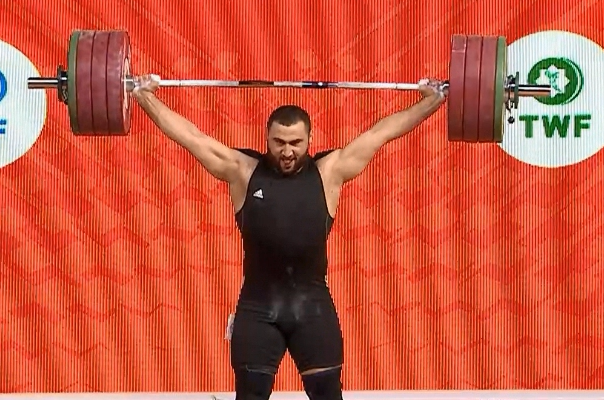 Ermeni halterci Simon Martirosyan, yeni rekor kırarak dünya şampiyonu oldu