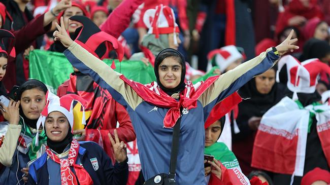 İran'da 1979’dan bu yana bir ilk: Kadınlar stada gidip futbol seyretti (Foto)