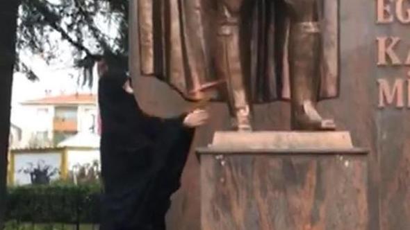 Թուրքիայում կինը կացնով հարձակվել է Աթաթուրքի արձանի վրա (տեսանյութ)