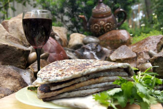 Rus blogerler Karabağ mutfağı hakkında izlenimlerini paylaştılar
