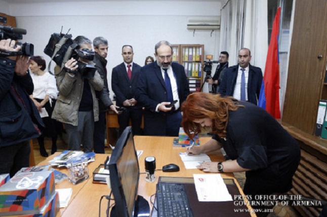 Paşinyan "Ermenistan" fonuna Başbakanlık bütçesinden 1 milyon, kendi cebinden ise yarım milyon dıram bağış yaptı