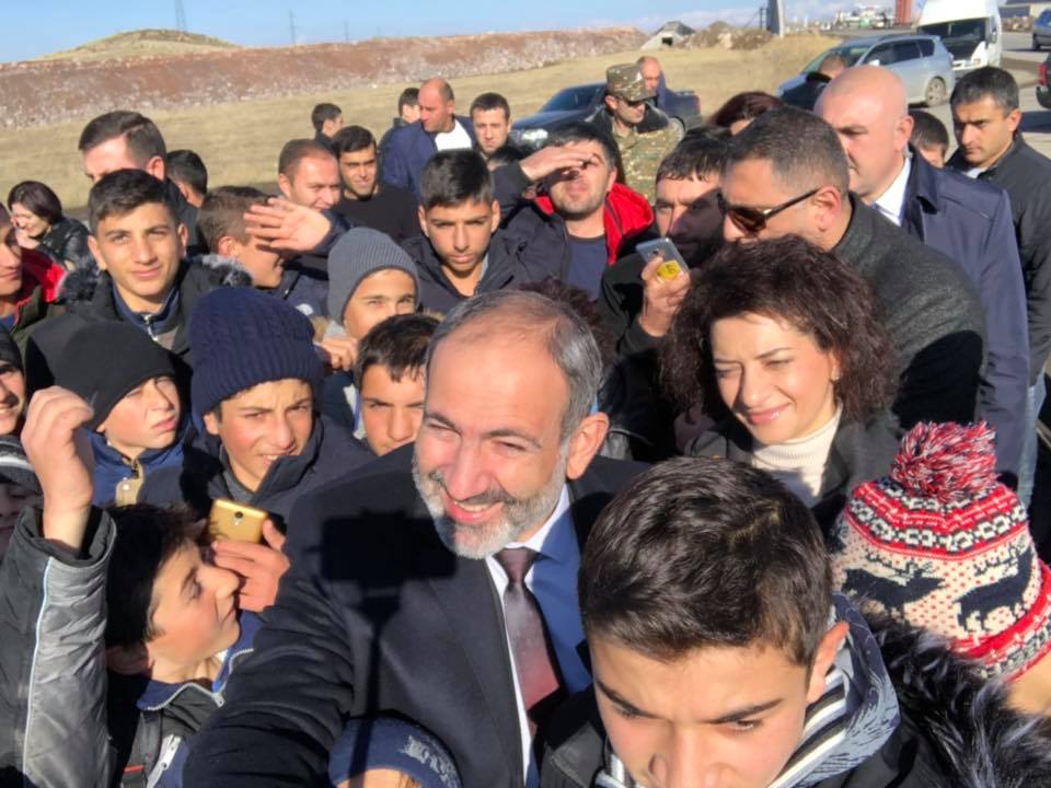 Ermenistan Başbakan Vekili Paşinyan ve eşi dersten kaçan çocuklarla selfie çektiler