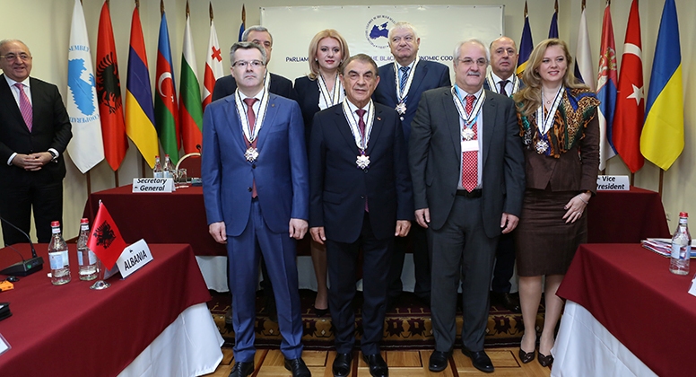 Türk ve Azeri heyetlerinin başkanları Ermenistan’da madalya almaya kendilerini layık görmediler