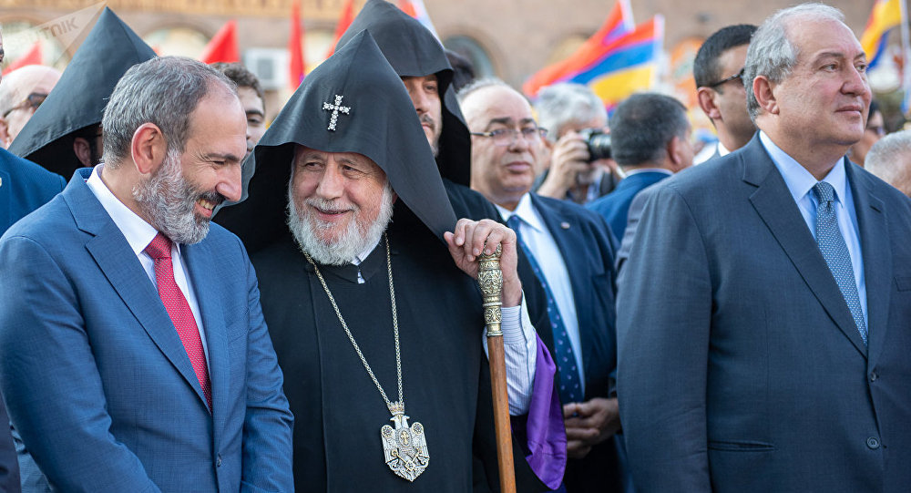 Paşinyan: Tarikatları reddetmeliyiz, Ermeni Kilisesine vefalı olmalıyız