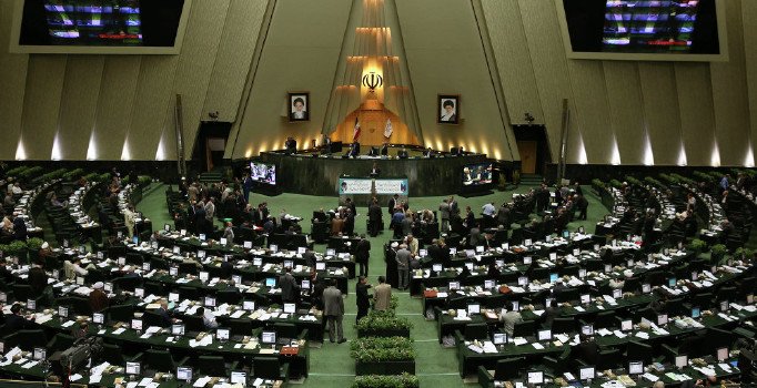 İran meclisinde 18 milletvekili istifa etti
