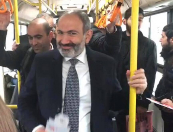 Ermenistan Başbakan Vekili Paşinyan toplu taşıma aracına bindi(video)