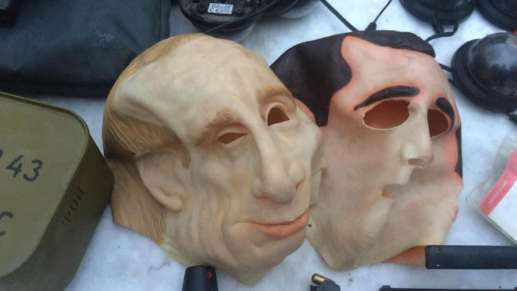 Ukrayna'da Putin ve Medvedev maskeleriyle soygun