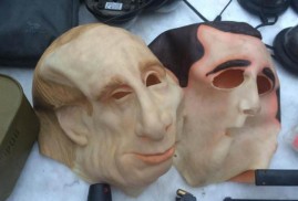 Ukrayna'da Putin ve Medvedev maskeleriyle soygun