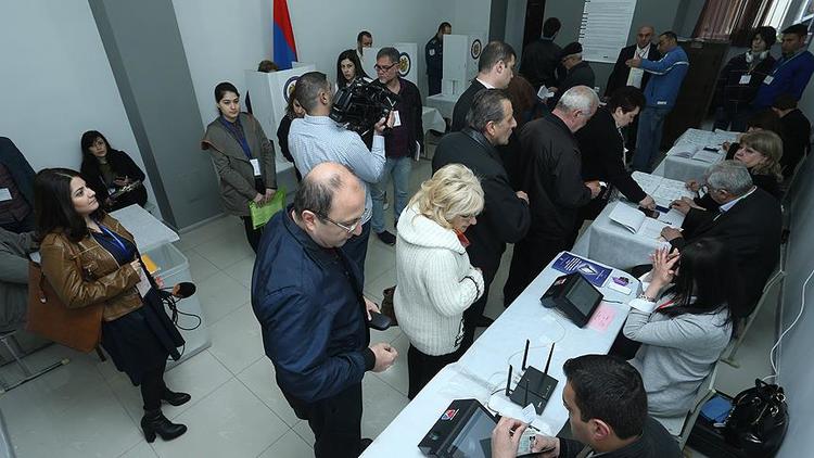Ermenistan'da erken parlamento seçimi başladı