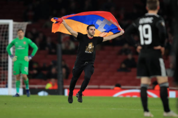 Arsenal-Karabağ maçında Ermeni taraftar Karabağ bayrağıyla sahaya girdi (foto)