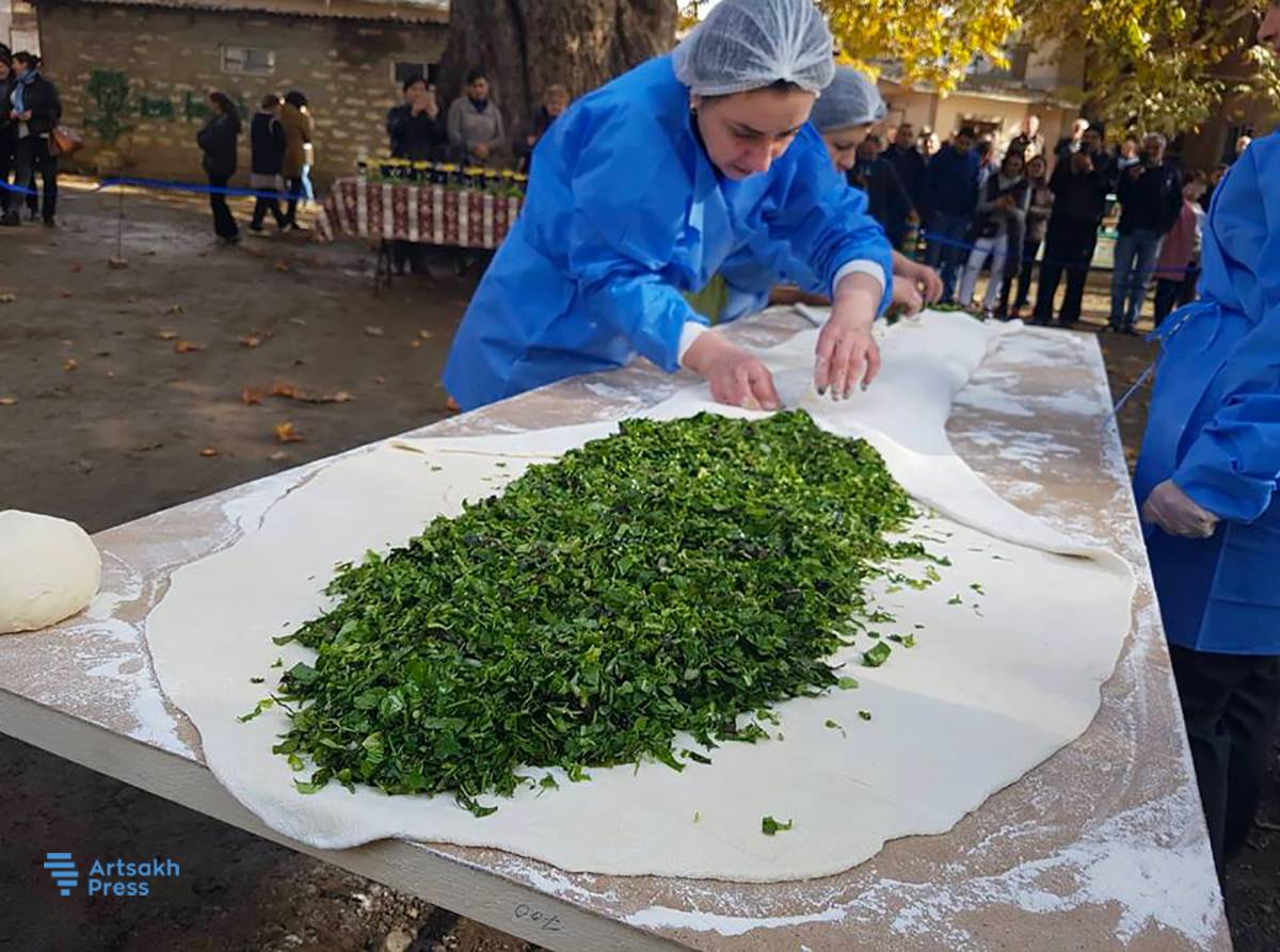 Karabağ'da yöresel yemeği olan 3 metrelik "Jengyalov Hats" hazırlandı