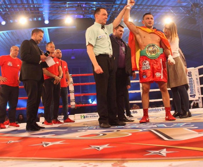 Ermeni boksör Leon Harth, Augsburg'ta WBC Asia şampiyonluk kemerini kazandı