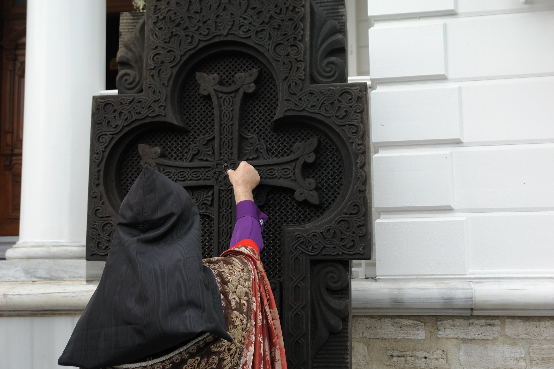 Türkiye Ermeni Patrikliğinin girişine yeni “Haçkar”lar yerleştirildi (fotoğraf)