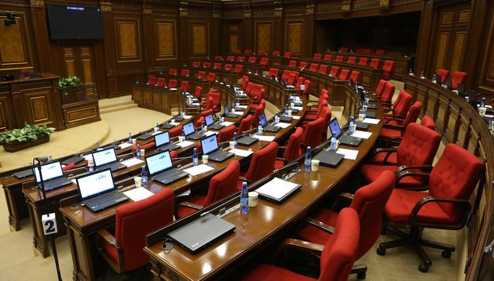 Ermenistan Parlamentosu Milletvekillerine mandalarını 103 yaşında olan bir nine teslim edecek