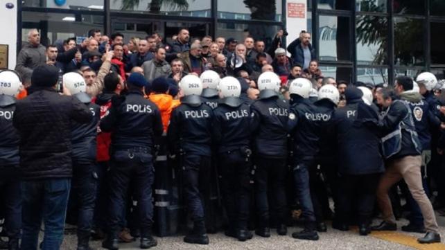 Թուրքիայի ոստիկանությունը բիրտ մեթոդներով ցրել է բանվորների բողոքի ակցիան (տեսանյութ)