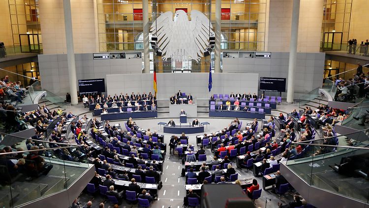 Bundestag milletvekili Azerbaycan’dan para aldığı için uyarıldı