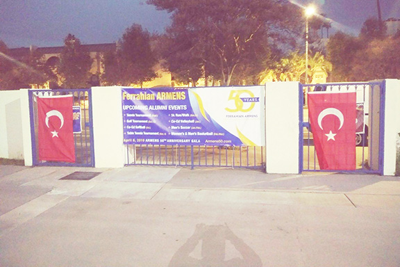 Los Angeles’taki Ermeni okullarına Türk bayraklı ırkçı saldırı (foto)