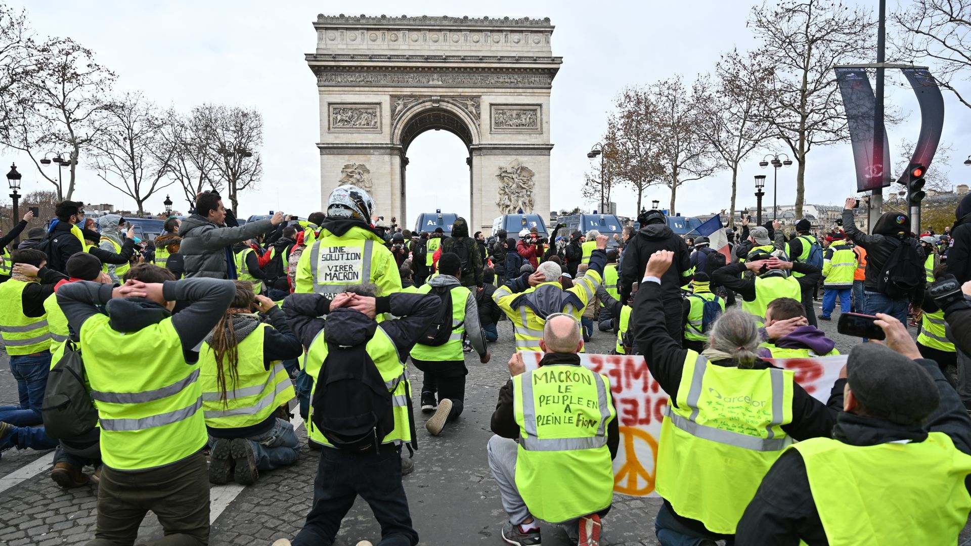Macron Sarı Yelekliler protestolarına yanıt olarak Mayıs'ta referanduma gitmeye hazırlanıyor