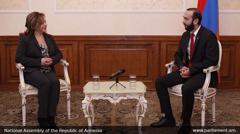 Ermenistan Parlamento Başkanı Yerevan’daki Lübnan büyükelçisini kabul etti