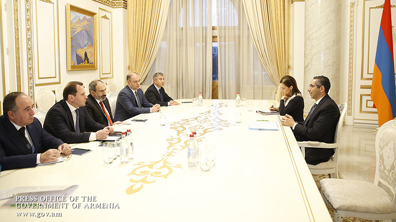 Ermenistan Başbakanı, Kıbrıs Savunma Bakanı Angelidis ile bir araya geldi