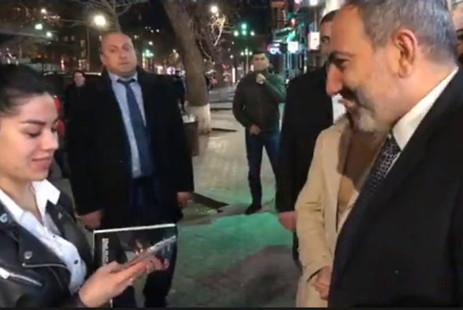 Ermenistan Başbakanı Paşinyan sokakta yürüyen vatandaşlara kitaplar hediye etti