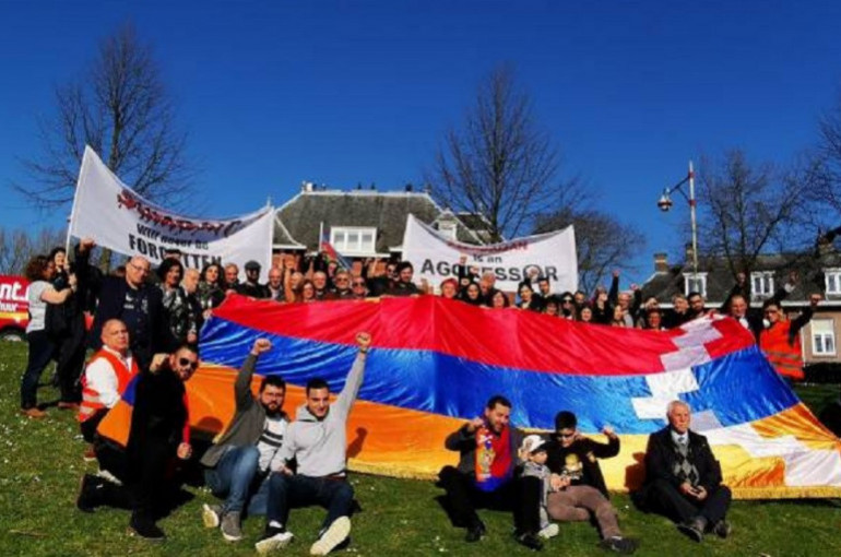 Hollanda'daki Ermeni cemaatinden Azerbaycan elçiliğinin önünde protesto gösterisi